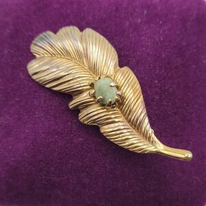 Beautiful Vintage Gold Tone Leaf Brooch with Green Agate